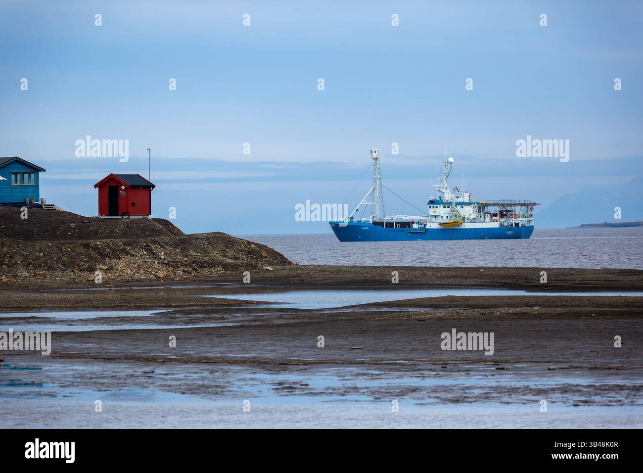 Un navire en mer du Nord photographié à l'île du Spitzberg, Svalbard, Norvège Banque D'Images