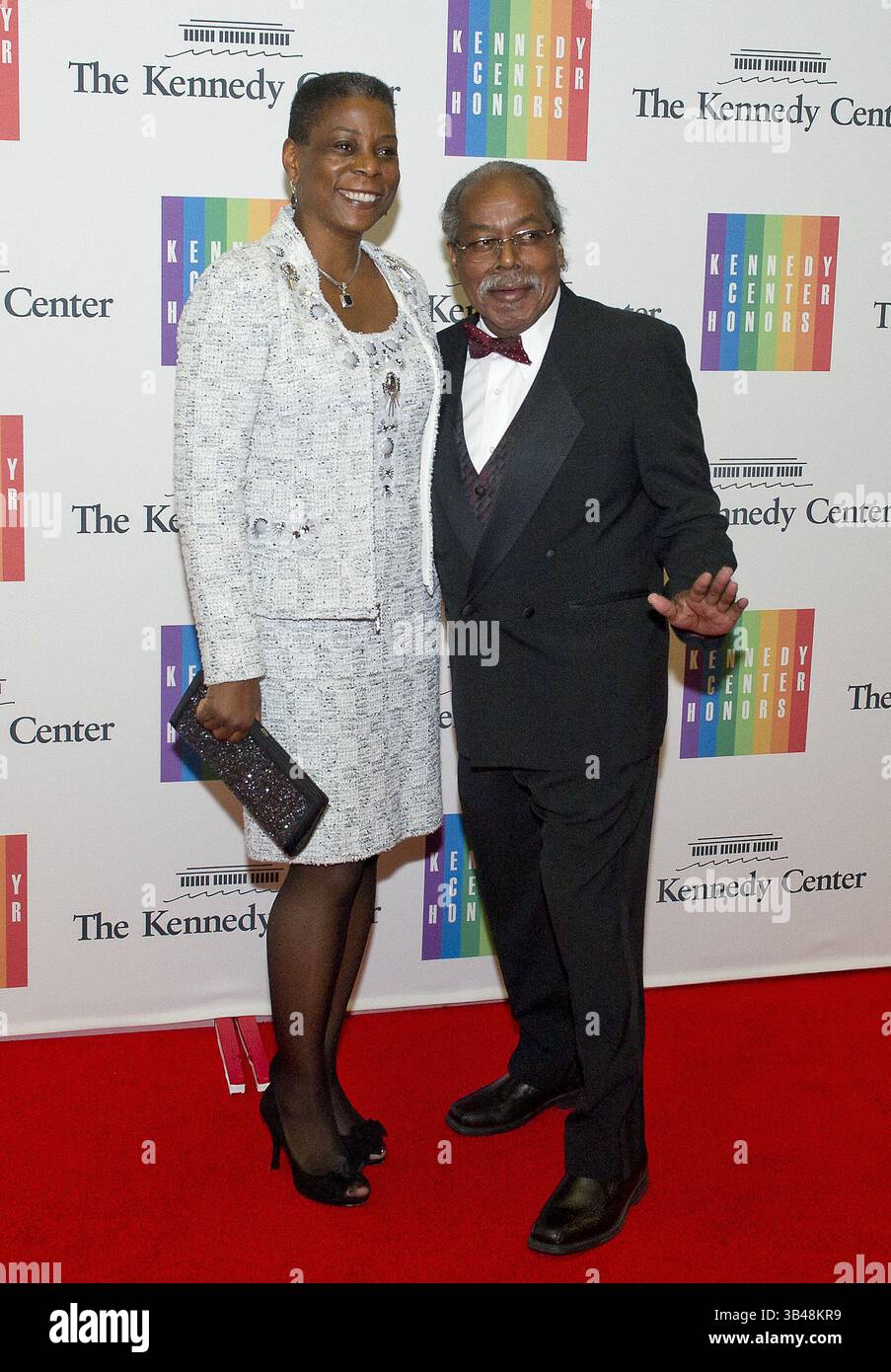 Dec. 8, 2013 - Washington, District of Columbia, États-Unis - Ursula Burns, présidente et PDG de Xerox, et Lloyd Bean arrivent pour le dîner officiel de l'artiste honorant les récipiendaires des prix du Kennedy Center Honors 2013 organisé par le secrétaire d'État des États-Unis John F. Kerry au département d'État des États-Unis à Washington, DC, le samedi 7 décembre 2013. Les lauréats de 2013 sont : la chanteuse d'opéra Martina Arroyo ; le pianiste, claviériste, chef d'orchestre et compositeur Herbie Hancock ; le pianiste, chanteur et compositeur Billy Joel ; l'actrice Shirley MacLaine ; et le musicien et compositeur Carlos Santana. (Crédit image : ©Ron Sachs/CNP Banque D'Images