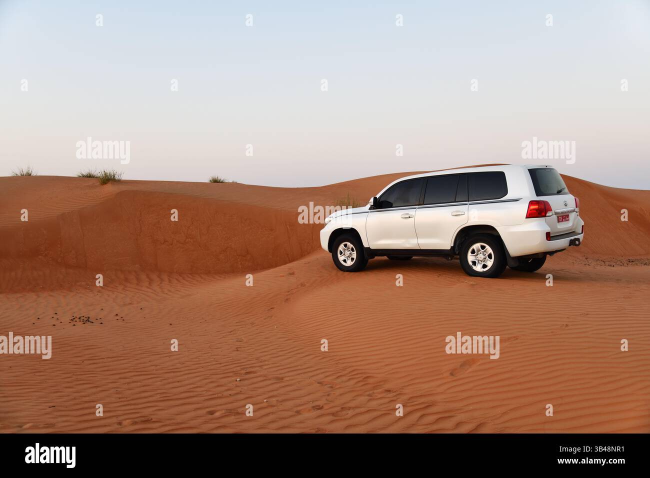 Désert de Rub Al Khali, Sultanat d'Oman - 6 avril 2025 : 4x4 hors route dans le désert de Wahiba Sands au lever du soleil, péninsule arabique Banque D'Images