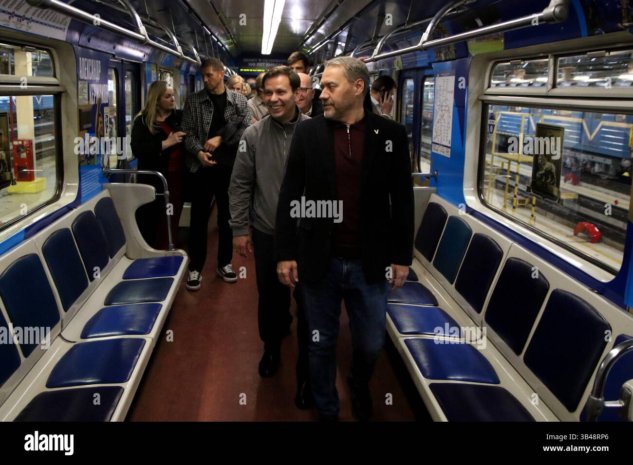 Saint-Pétersbourg, Russie. 29 avril 2025. Konstantin Zyryanov, Alexander Belsky, président de l'Assemblée législative de la ville de Pétersbourg lors de la présentation du train de métro, dont le papier peint extérieur et intérieur est dédié au centenaire du club de football Zenit à Pétersbourg. Crédit : SOPA images Limited/Alamy Live News Banque D'Images