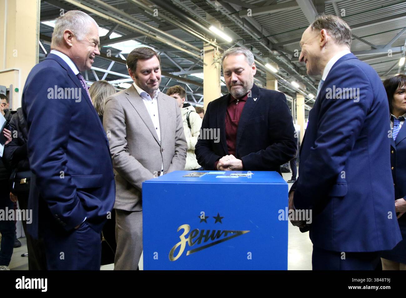 Saint-Pétersbourg, Russie. 29 avril 2025. Alexander Medvedev, Président du Directoire de Zenit (l), Valentin Enokaev, Président de la Commission des transports de Petersburg (2L), Alexander Belsky, Président de l'Assemblée législative de Petersburg (3L), Evgeny Kozin, Chef de la Petersburg Metro State Unitary Enterprise (4L) lors de la présentation du train de métro, dont le papier peint extérieur et intérieur est dédié au centenaire du club de football Zenit à Petersburg. Crédit : SOPA images Limited/Alamy Live News Banque D'Images