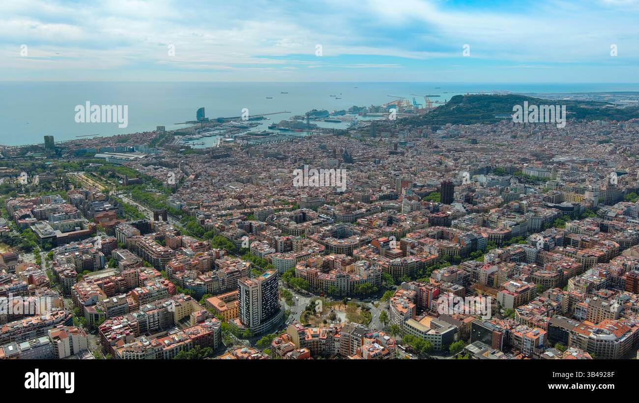 Vue aérienne à couper le souffle de l'emblématique disposition de grille de Barcelone, mettant en valeur la côte méditerranéenne, le port, la colline de Montjuïc, les toits en terre cuite distinctifs Banque D'Images