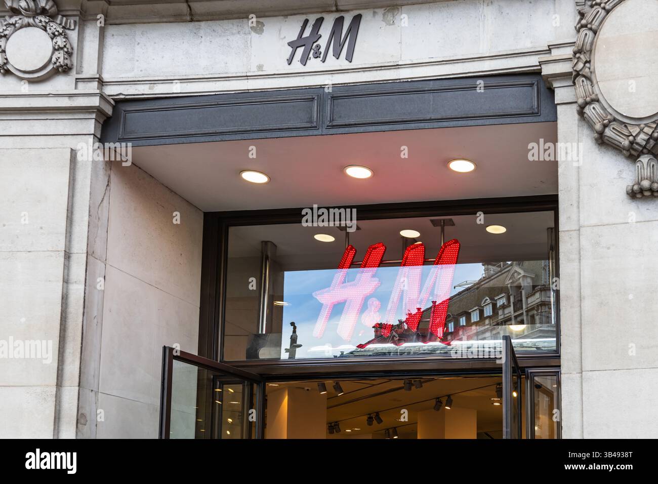 Vue extérieure du magasin de mode H et M montrant l'entrée de la marque. Londres, Royaume-Uni, 3 mars 2024 Banque D'Images