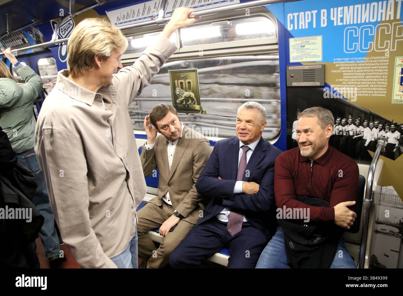 Président de la Commission des Transports de Petersburg Valentin Enokaev, Président du Directoire de Zenit Alexander Medvedev, Président de l'Assemblée législative de Petersburg Alexander Belsky lors de la présentation du train de métro, dont le papier peint extérieur et intérieur est dédié au centenaire du club de football Zenit à Petersburg. (Photo de Maksim Konstantinov / SOPA images/SIPA USA) Banque D'Images