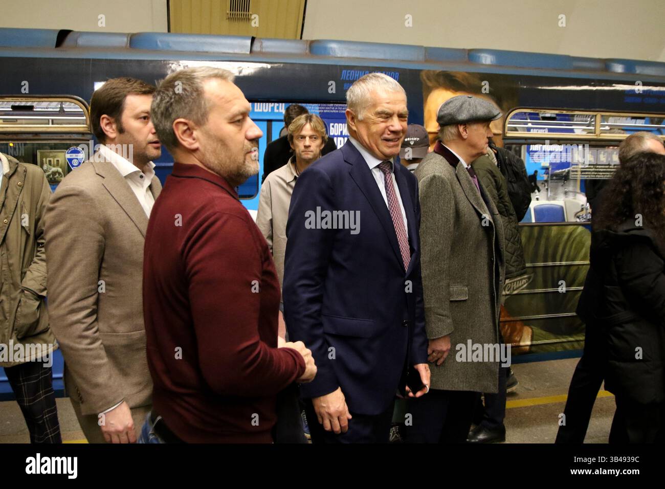Président de la Commission des Transports de Petersburg Valentin Enokaev, Président du Directoire de Zenit Alexander Medvedev, Président de l'Assemblée législative de Petersburg Alexander Belsky lors de la présentation du train de métro, dont le papier peint extérieur et intérieur est dédié au centenaire du club de football Zenit à Petersburg. (Photo de Maksim Konstantinov / SOPA images/SIPA USA) Banque D'Images