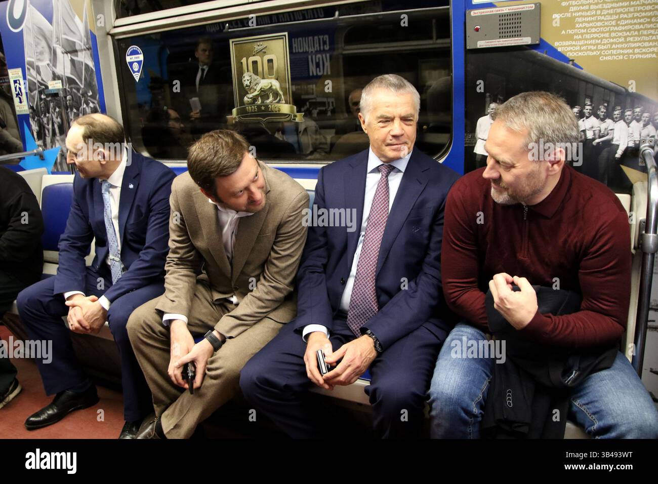 Président de la Petersburg Metro State Unitary Enterprise Evgeny Kozin, Président de la Commission des transports de Petersburg Valentin Enokaev, Président du Directoire de Zenit Alexander Medvedev, Président de l'Assemblée législative de Petersburg Alexander Belsky lors de la présentation du train de métro, dont le papier peint extérieur et intérieur est dédié au centenaire du club de football Zenit à Petersburg. (Photo de Maksim Konstantinov / SOPA images/SIPA USA) Banque D'Images