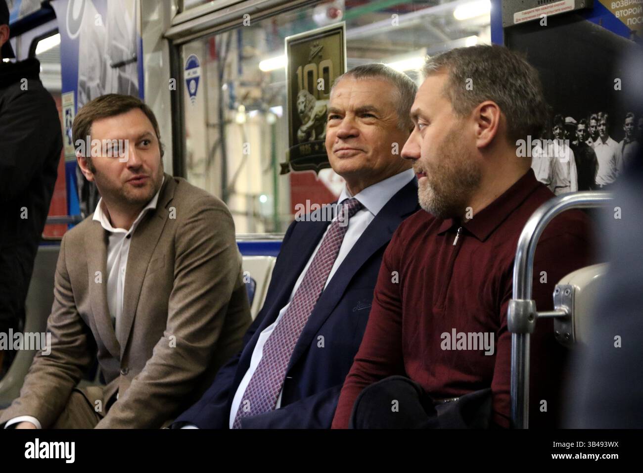 Président de la Commission des Transports de Petersburg Valentin Enokaev, Président du Directoire de Zenit Alexander Medvedev, Président de l'Assemblée législative de Petersburg Alexander Belsky lors de la présentation du train de métro, dont le papier peint extérieur et intérieur est dédié au centenaire du club de football Zenit à Petersburg. (Photo de Maksim Konstantinov / SOPA images/SIPA USA) Banque D'Images