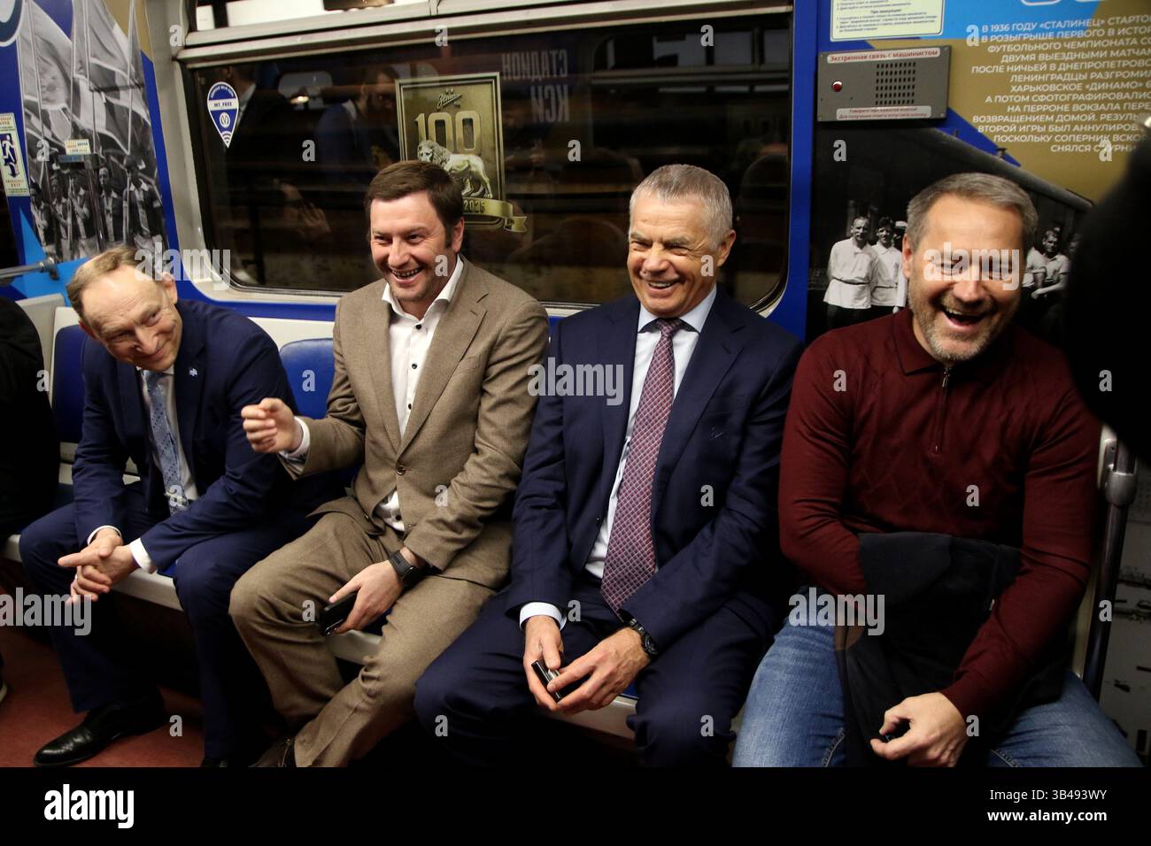 Président de la Petersburg Metro State Unitary Enterprise Evgeny Kozin, Président de la Commission des transports de Petersburg Valentin Enokaev, Président du Directoire de Zenit Alexander Medvedev, Président de l'Assemblée législative de Petersburg Alexander Belsky lors de la présentation du train de métro, dont le papier peint extérieur et intérieur est dédié au centenaire du club de football Zenit à Petersburg. (Photo de Maksim Konstantinov / SOPA images/SIPA USA) Banque D'Images