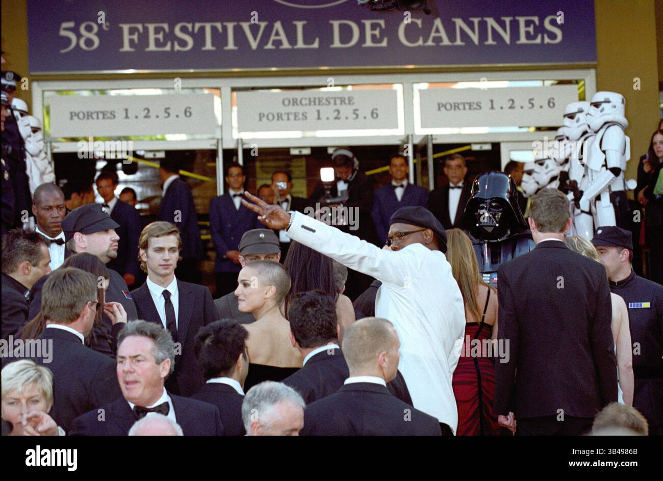 15 mai 2005 ; Cannes, France ; GEORGE LUCAS, NATALIE PORTMAN, HAYDEN CHRISTENSEN, ANTHONY DANIELS et SAMUEL L. JACKSON lors de la première de 'Star Wars : Episode III' lors du 58ème festival de Cannes. (Crédit image : Frederic Injimbert/ZUMAPRESS.com) Banque D'Images