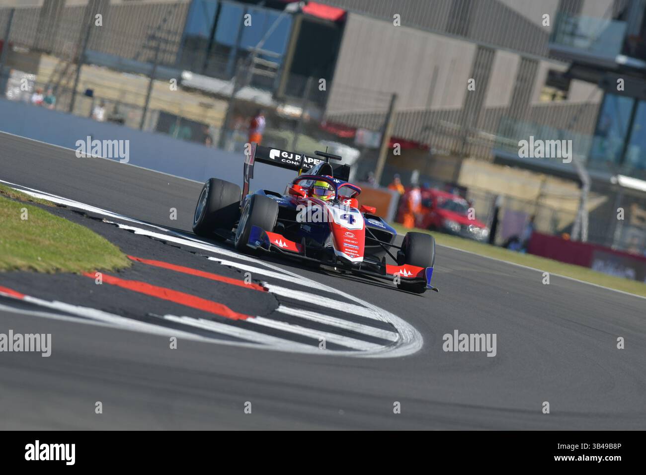 Le pilote italien Leonardo Fornaroli, 2025 ans, le voit concourir dans le Championnat FIA de formule 2 pour Invicta Racing. Banque D'Images