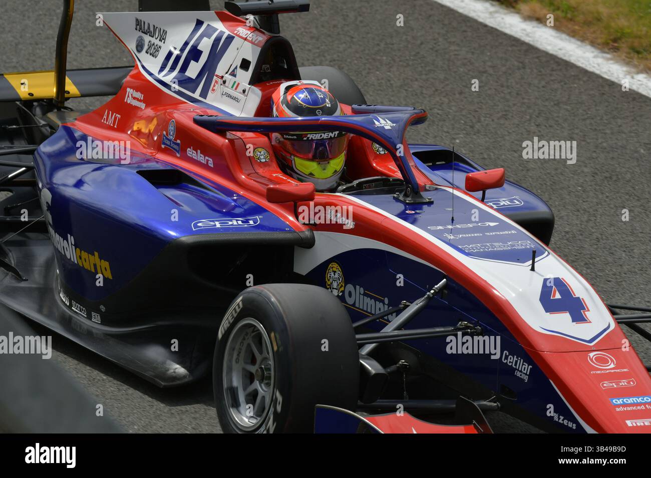 Le pilote italien Leonardo Fornaroli, 2025 ans, le voit concourir dans le Championnat FIA de formule 2 pour Invicta Racing. Banque D'Images