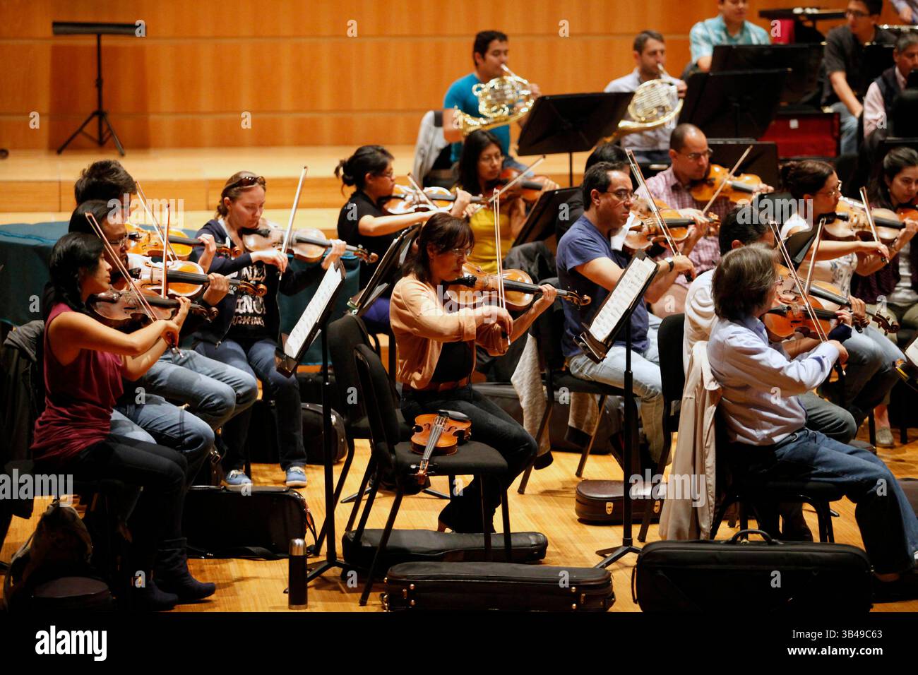 3 juillet 2015 - Quito, Pichincha, Équateur - Quito Équateur .- 2/07/2015 .- Cultura, para El Comercio. La relaciÃÂ³n de la osne con la mÃÂºsica religiosa, antes y ahora con el Papa. Ensayo general de la osne en la Casa de la Musica. Orquesta Sinfonica Nacional del Ecuador..Foto : GDA / Patricio Teran A . / EL COMERCIO / ECU. (Crédit image : © El Comercio/GDA/ZUMA Wire) Banque D'Images