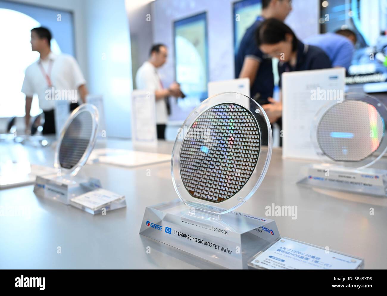 (250430) -- ZHUHAI, 30 avril 2025 (Xinhua) -- des plaquettes de carbure de silicium de six pouces sont photographiées dans une société de Gree Electric Appliances Inc de Zhuhai dans la province du Guangdong, dans le sud de la Chine, le 29 avril 2025. Ces dernières années, Zhuhai a introduit une série de mesures pour renforcer le soutien aux entreprises privées, couvrant les prêts financiers, la protection de la propriété intellectuelle et les services gouvernementaux. En 2024, le nombre d'entités économiques privées à Zhuhai est passé à 418 100, représentant 90,91% du total des entités du marché de la ville. Les entreprises industrielles privées supérieures à la taille désignée contribuent Banque D'Images