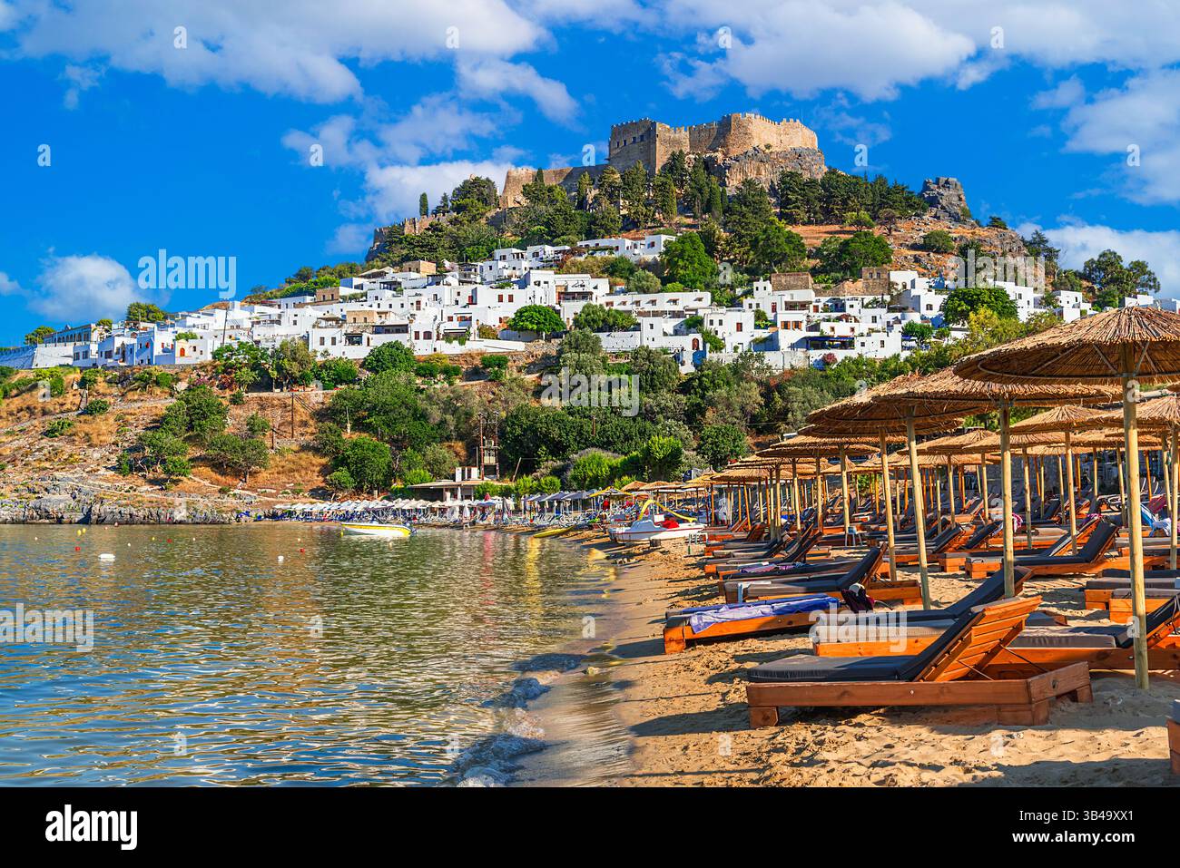 Lindos, Rhodes, Grèce : vue panoramique sur l'Acropole de Lindos et la plage sur l'île de Rhodes, mer Égée, Europe Banque D'Images