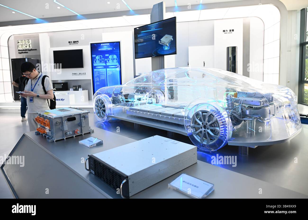 (250430) -- ZHUHAI, 30 avril 2025 (Xinhua) -- des modules de charge en carbure de silicium et un contrôleur de moteur de traction pour les véhicules à énergie nouvelle sont photographiés dans une société de Gree Electric Appliances Inc de Zhuhai dans la province du Guangdong du sud de la Chine, 29 avril 2025. Ces dernières années, Zhuhai a introduit une série de mesures pour renforcer le soutien aux entreprises privées, couvrant les prêts financiers, la protection de la propriété intellectuelle et les services gouvernementaux. En 2024, le nombre d'entités économiques privées à Zhuhai est passé à 418 100, représentant 90,91% du total des entités du marché de la ville. Privat Banque D'Images