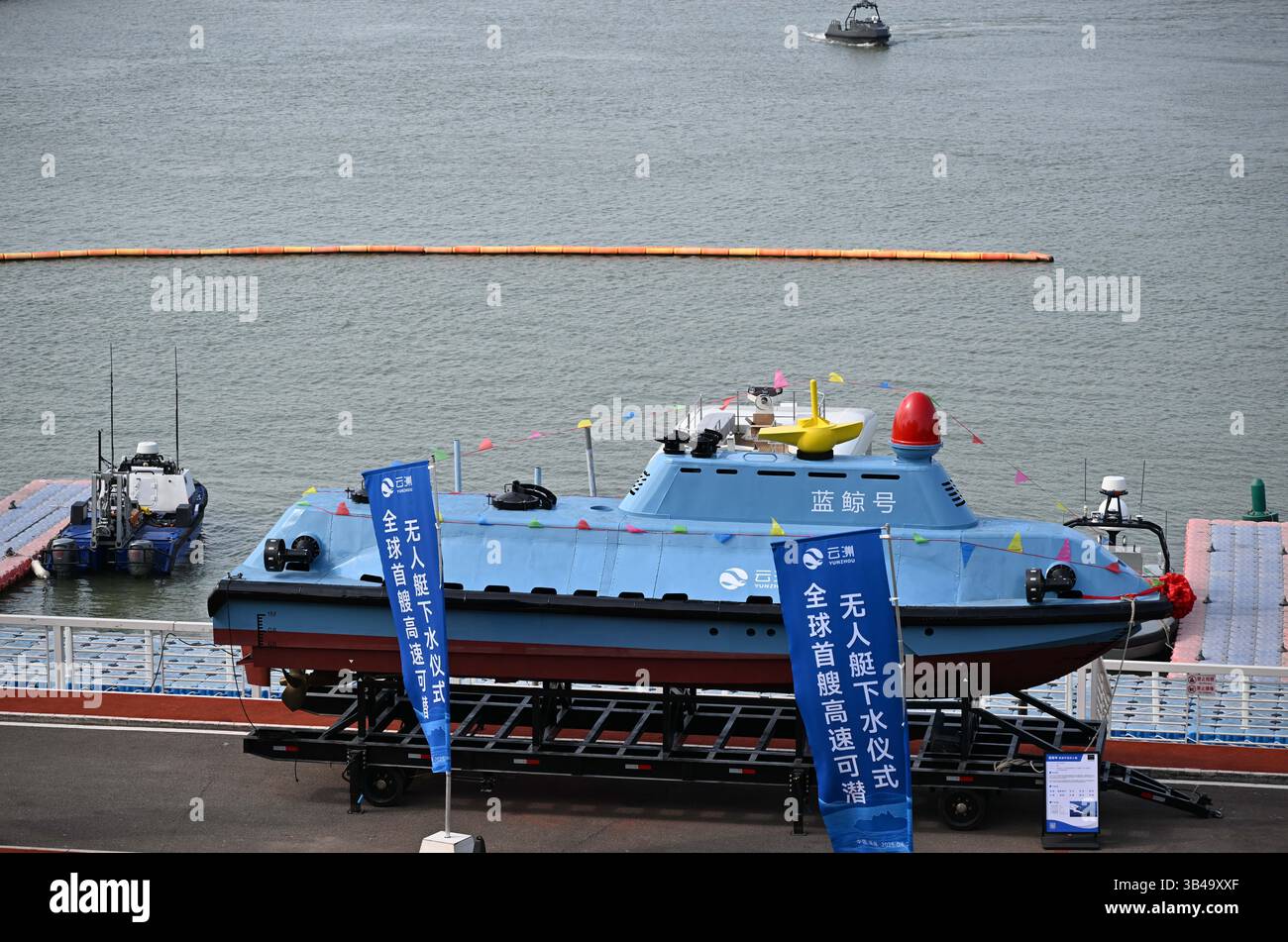 (250430) -- ZHUHAI, 30 avril 2025 (Xinhua) -- la « baleine bleue », un navire de surface submersible à grande vitesse sans pilote de pointe, est photographiée à Zhuhai, dans la province du Guangdong, au sud de la Chine, le 29 avril 2025. Ces dernières années, Zhuhai a introduit une série de mesures pour renforcer le soutien aux entreprises privées, couvrant les prêts financiers, la protection de la propriété intellectuelle et les services gouvernementaux. En 2024, le nombre d'entités économiques privées à Zhuhai est passé à 418 100, représentant 90,91% du total des entités du marché de la ville. Les entreprises industrielles privées supérieures à la taille désignée contribuent Banque D'Images