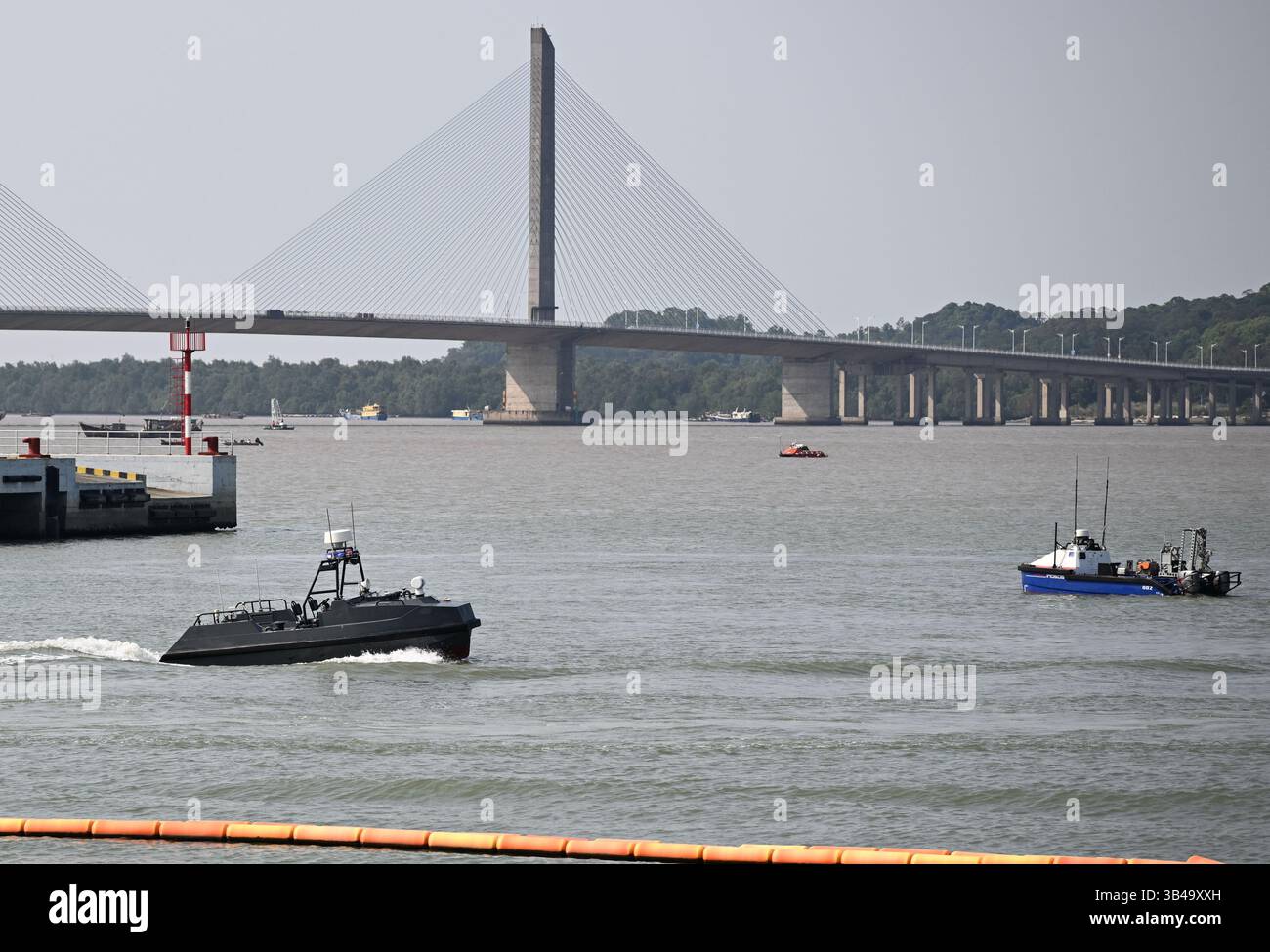 (250430) -- ZHUHAI, 30 avril 2025 (Xinhua) -- un yacht sans pilote de Zhuhai Yunzhou Intelligence Technology Ltd est testé à Zhuhai, dans la province du Guangdong du sud de la Chine, le 29 avril 2025. Ces dernières années, Zhuhai a introduit une série de mesures pour renforcer le soutien aux entreprises privées, couvrant les prêts financiers, la protection de la propriété intellectuelle et les services gouvernementaux. En 2024, le nombre d'entités économiques privées à Zhuhai est passé à 418 100, représentant 90,91% du total des entités du marché de la ville. Les entreprises industrielles privées de taille supérieure à la taille désignée ont contribué à hauteur de 360,854 milliards Banque D'Images