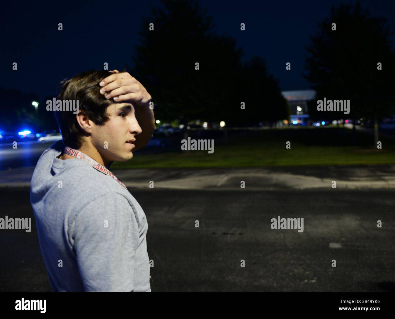 23 juillet 2015 - Lafayette, Louisiane, États-Unis - JACOB BROUSSARD, joueur de théâtre, a déclaré qu'il faisait la queue pour entrer dans le cinéma Grand 16 quand une fusillade s'est produite et la police a répondu à la scène jeudi. Un homme armé a ouvert le feu jeudi soir dans une salle de cinéma à Lafayette, en Louisiane, tuant deux personnes et lui-même. Le tireur, identifié vendredi comme John Russel Houser, 59 ans, a été décrit par la police comme un drifter qui vivait dans un motel. (Crédit image : © Leslie Westbrook/The Advocate via ZUMA Wire) Banque D'Images