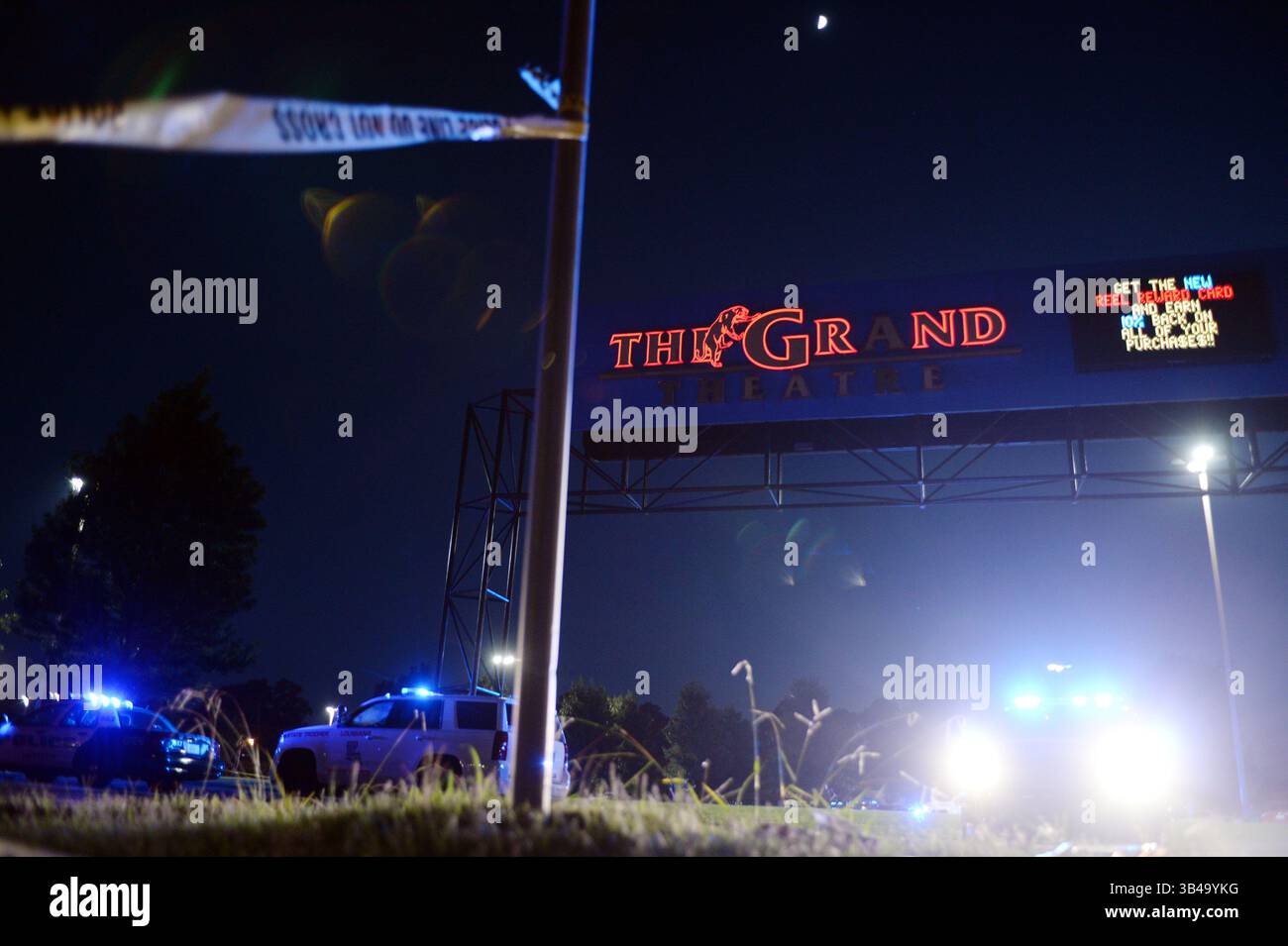 23 juil. 2015 - Lafayette, Louisiane, États-Unis - les forces de l'ordre et d'autres services d'urgence interviennent sur les lieux d'une fusillade au cinéma Grand 16 jeudi 23 juillet 2015, à Lafayette, La. De multiples blessures sont signalées et le tireur est présumé mort. Un homme armé a ouvert le feu jeudi soir dans une salle de cinéma à Lafayette, en Louisiane, tuant deux personnes et lui-même. Le tireur, identifié vendredi comme John Russel Houser, 59 ans, a été décrit par la police comme un drifter qui vivait dans un motel. La police a identifié les deux victimes comme Mayci Breaux, 21 ans, et Jillian Johnson, 33 ans. Neuf Banque D'Images