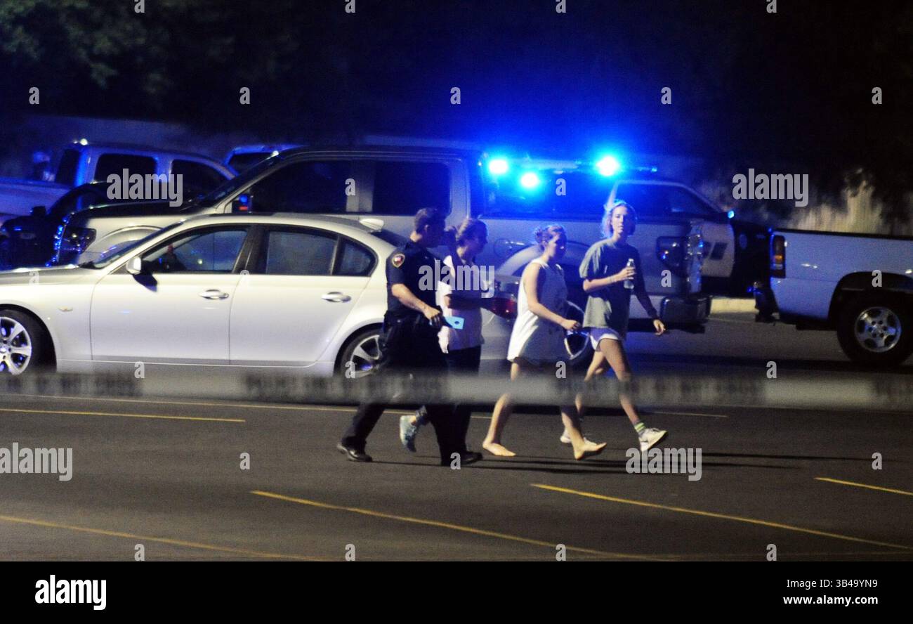 23 juil. 2015 - Lafayette, Louisiane, États-Unis - les forces de l'ordre et d'autres services d'urgence interviennent sur les lieux d'une fusillade au cinéma Grand 16 jeudi 23 juillet 2015, à Lafayette, La. De multiples blessures sont signalées et le tireur est présumé mort. Un homme armé a ouvert le feu jeudi soir dans une salle de cinéma à Lafayette, en Louisiane, tuant deux personnes et lui-même. Le tireur, identifié vendredi comme John Russel Houser, 59 ans, a été décrit par la police comme un drifter qui vivait dans un motel. La police a identifié les deux victimes comme Mayci Breaux, 21 ans, et Jillian Johnson, 33 ans. Neuf Banque D'Images