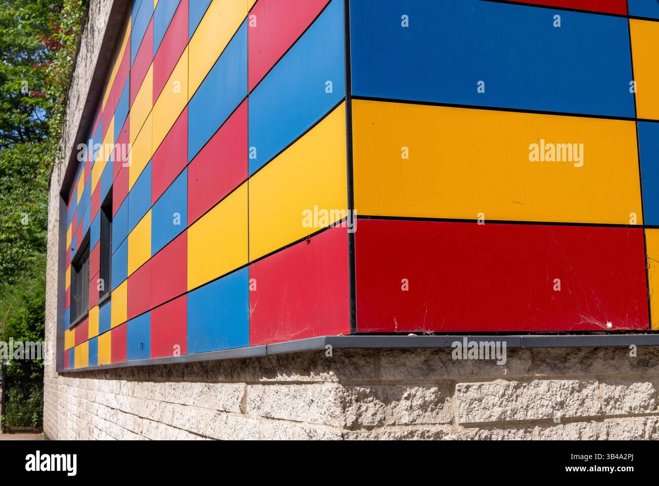 bardage rouge jaune et bleu sur bâtiment moderne Banque D'Images
