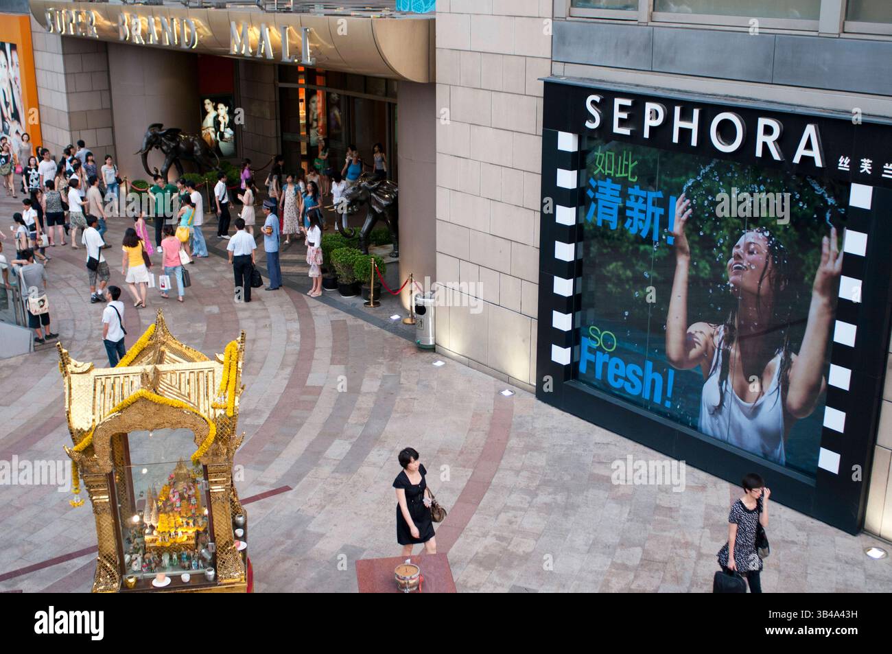 Super Brand Mall dans le quartier financier de Lujiazui, à Pudong, à Shanghai, en Chine. Shanghai International Finance Centre, généralement abrégé Shanghai IFC, est un complexe commercial et un centre commercial (marque Shanghai IFC Mall) à Shanghai. Il comprend deux immeubles à 249,9 mètres (tour sud) et 259,9 mètres (tour nord) abritant des bureaux et un hôtel, et un bâtiment à plusieurs étages de 85 mètres de haut derrière et entre les deux tours. Banque D'Images
