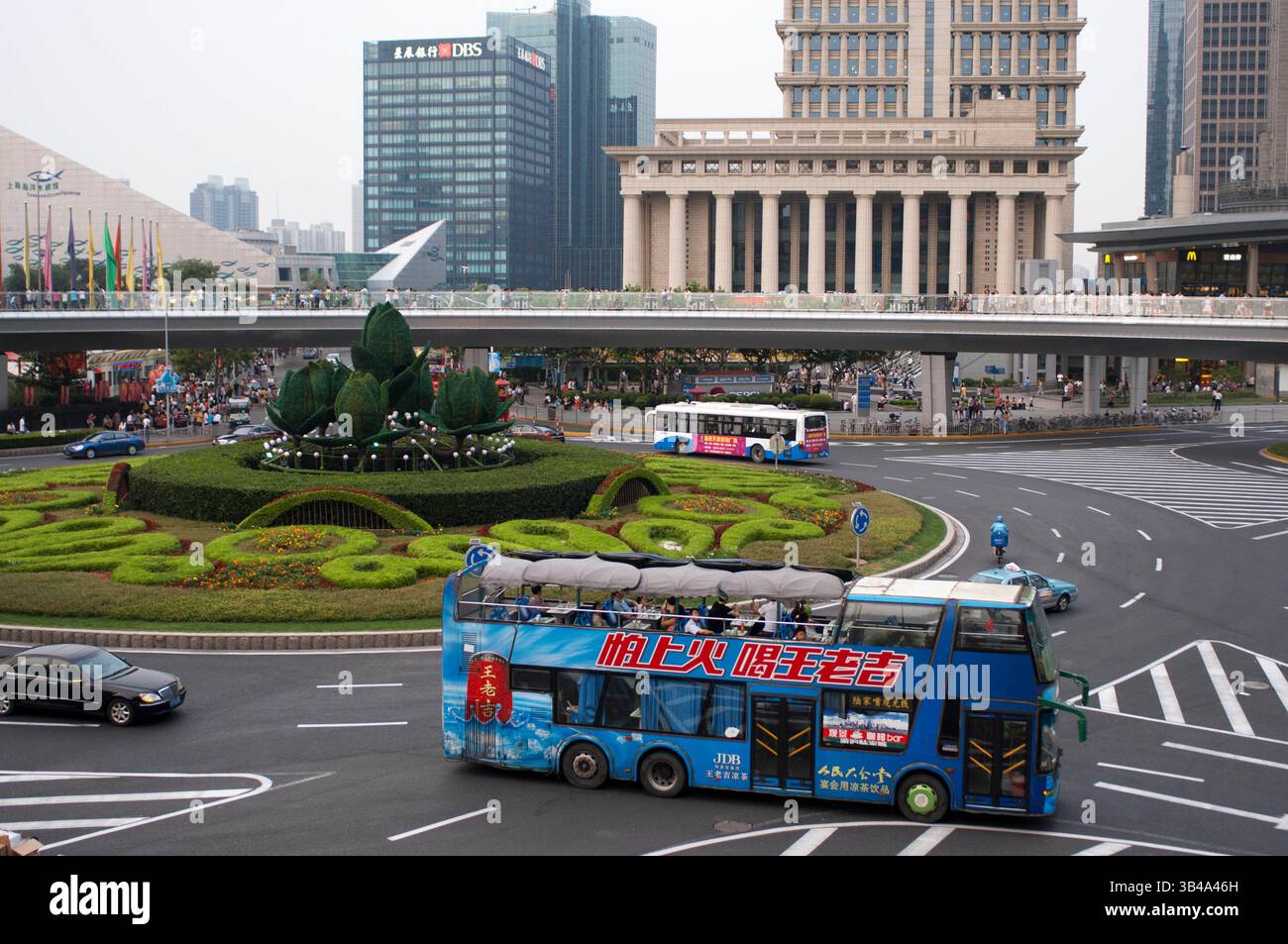 26 juil. 2014 - Shanghai, Chine - rond-point dans le quartier financier de Lujiazui, à Pudong, à Shanghai, Chine. Shanghai International Finance Centre, généralement abrégé Shanghai IFC, est un complexe commercial et un centre commercial (marque Shanghai IFC Mall) à Shanghai. Il comprend deux immeubles à 249,9 mètres (tour sud) et 259,9 mètres (tour nord) abritant des bureaux et un hôtel, et un bâtiment à plusieurs étages de 85 mètres de haut derrière et entre les deux tours. (Crédit image : © Sergi Reboredo/ZUMA Wire/ZUMAPRESS.com) Banque D'Images