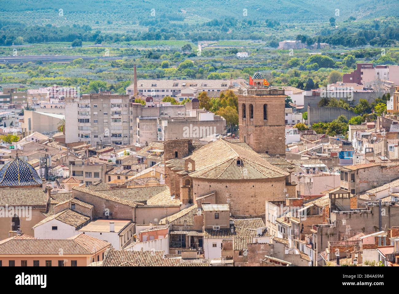 Une vue sur la tour de la cathédrale et les toits dans la vieille ville de Segorbe, en Espagne, avec les collines environnantes et l'architecture méditerranéenne Banque D'Images