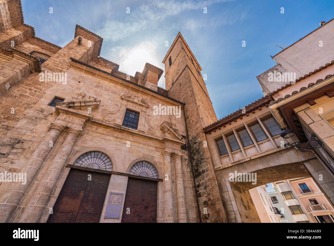 La lumière du soleil illumine la façade historique et le clocher de la cathédrale de Segorbe dans la province de Castellon, en Espagne Banque D'Images