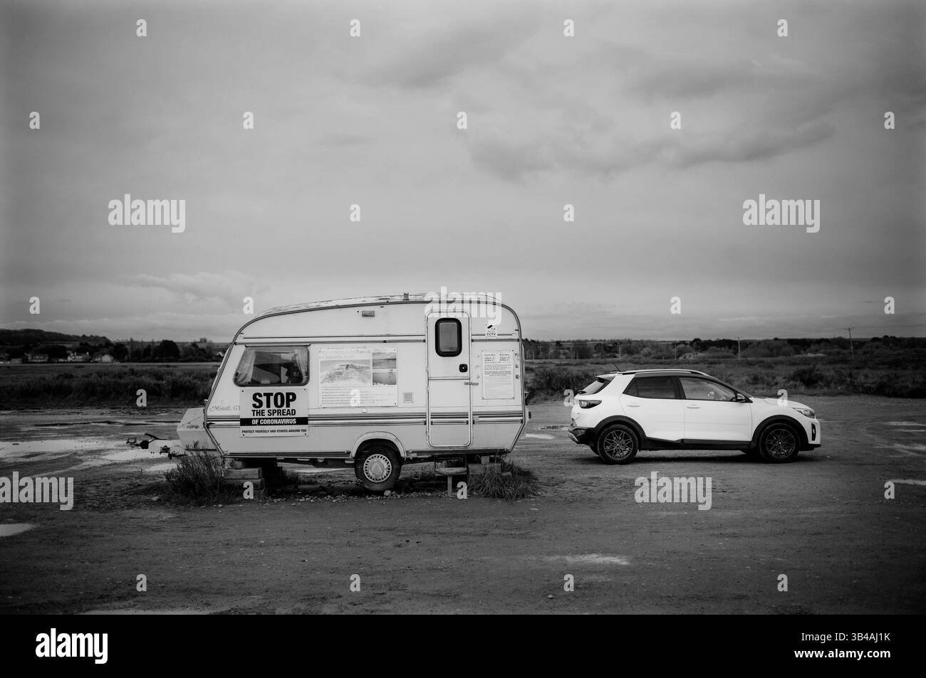 Image ©sous licence à Parsons Media. 02/04/2024. Brancaster , Royaume-Uni. Une caravane avec un panneau covid est stationnée au parking Brancaster Beach à Norfolk. Photo de Andrew Parsons / Parsons Media Banque D'Images