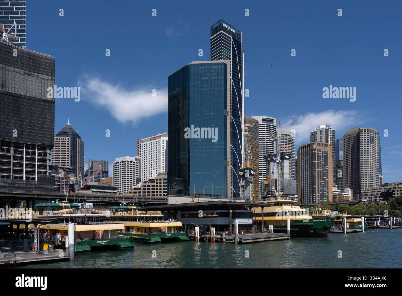 Horizon de la ville de Sydney le long du front de mer de Port Jackson communément connu sous le nom de Sydney Harbour, Sydney, Nouvelle-Galles du Sud, Australie Banque D'Images