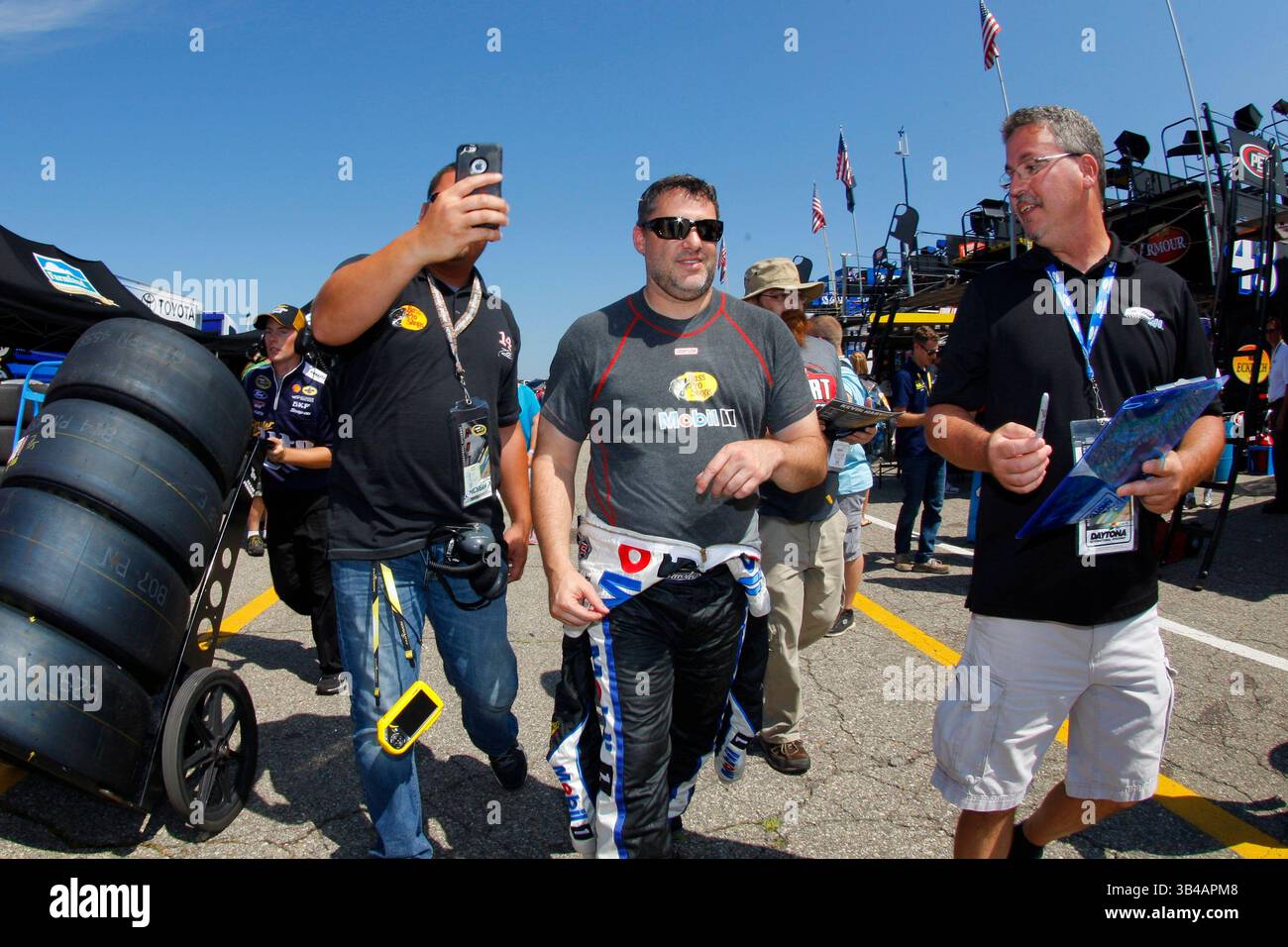 15 août 2015 - Brooklyn, mi, États-Unis - Brooklyn, mi - 15 août 2015 : Tony Stewart (14 ans) signe des autographes pour certains fans après l'entraînement pour le Pure Michigan 400 au Michigan International Speedway de Brooklyn, mi.(image crédit : © ASP/Cal Sport Media/ZUMAPRESS.com) Banque D'Images 15 août 2015 - Brooklyn, mi, États-Unis - Brooklyn, mi - 15 août 2015 : Tony Stewart (14 ans) signe des autographes pour certains fans après l'entraînement pour le Pure Michigan 400 au Michigan International Speedway de Brooklyn, mi.(image crédit : © ASP/Cal Sport Media/ZUMAPRESS.com) Banque D'Images