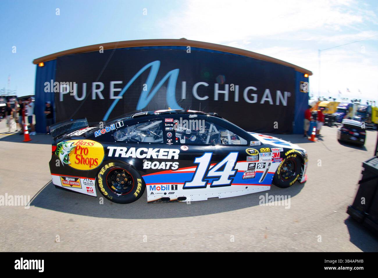 15 août 2015 - Brooklyn, mi, États-Unis - Brooklyn, mi - 15 août 2015 : Tony Stewart (14 ans) entre dans le garage pendant l'entraînement du Pure Michigan 400 au Michigan International Speedway de Brooklyn, mi.(image crédit : © ASP/Cal Sport Media/ZUMAPRESS.com) Banque D'Images 15 août 2015 - Brooklyn, mi, États-Unis - Brooklyn, mi - 15 août 2015 : Tony Stewart (14 ans) entre dans le garage pendant l'entraînement du Pure Michigan 400 au Michigan International Speedway de Brooklyn, mi.(image crédit : © ASP/Cal Sport Media/ZUMAPRESS.com) Banque D'Images