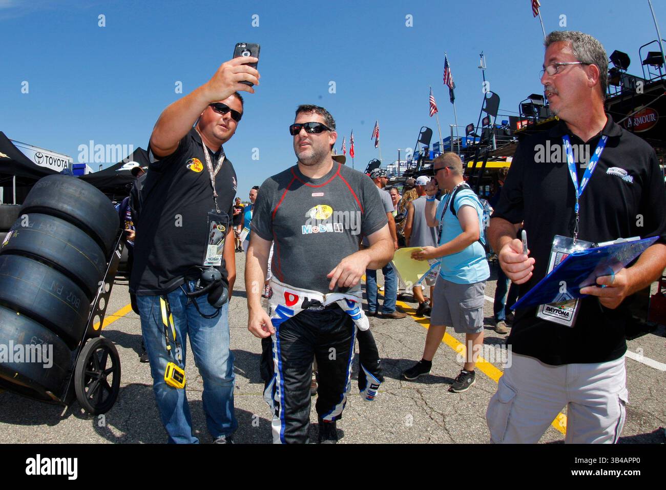 15 août 2015 - Brooklyn, mi, États-Unis - Brooklyn, mi - 15 août 2015 : Tony Stewart (14 ans) signe des autographes pour certains fans après l'entraînement pour le Pure Michigan 400 au Michigan International Speedway de Brooklyn, mi.(image crédit : © ASP/Cal Sport Media/ZUMAPRESS.com) Banque D'Images 15 août 2015 - Brooklyn, mi, États-Unis - Brooklyn, mi - 15 août 2015 : Tony Stewart (14 ans) signe des autographes pour certains fans après l'entraînement pour le Pure Michigan 400 au Michigan International Speedway de Brooklyn, mi.(image crédit : © ASP/Cal Sport Media/ZUMAPRESS.com) Banque D'Images