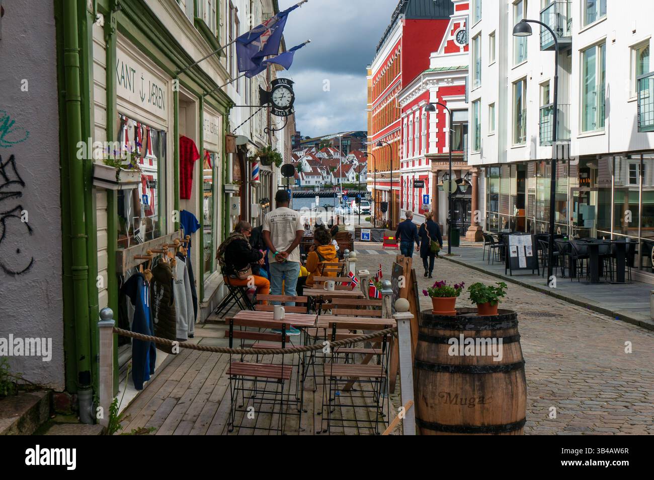 Vue sur la rue dans le quartier historique de la ville, pittoresque Ovre Strandgate. Stavanger, Norvège. Banque D'Images