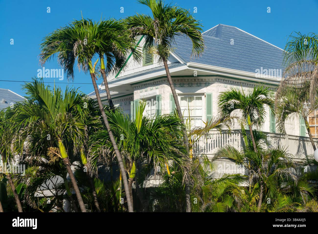 Ancienne maison victorienne néoclassique avec jardin tropical, architecture à Key West, Floride Banque D'Images