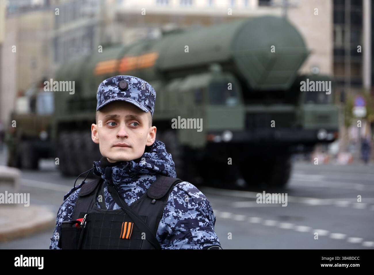 Soldat des forces militaires russes debout sur fond du système de missiles stratégiques 'Yars' lors d'une répétition de th Banque D'Images