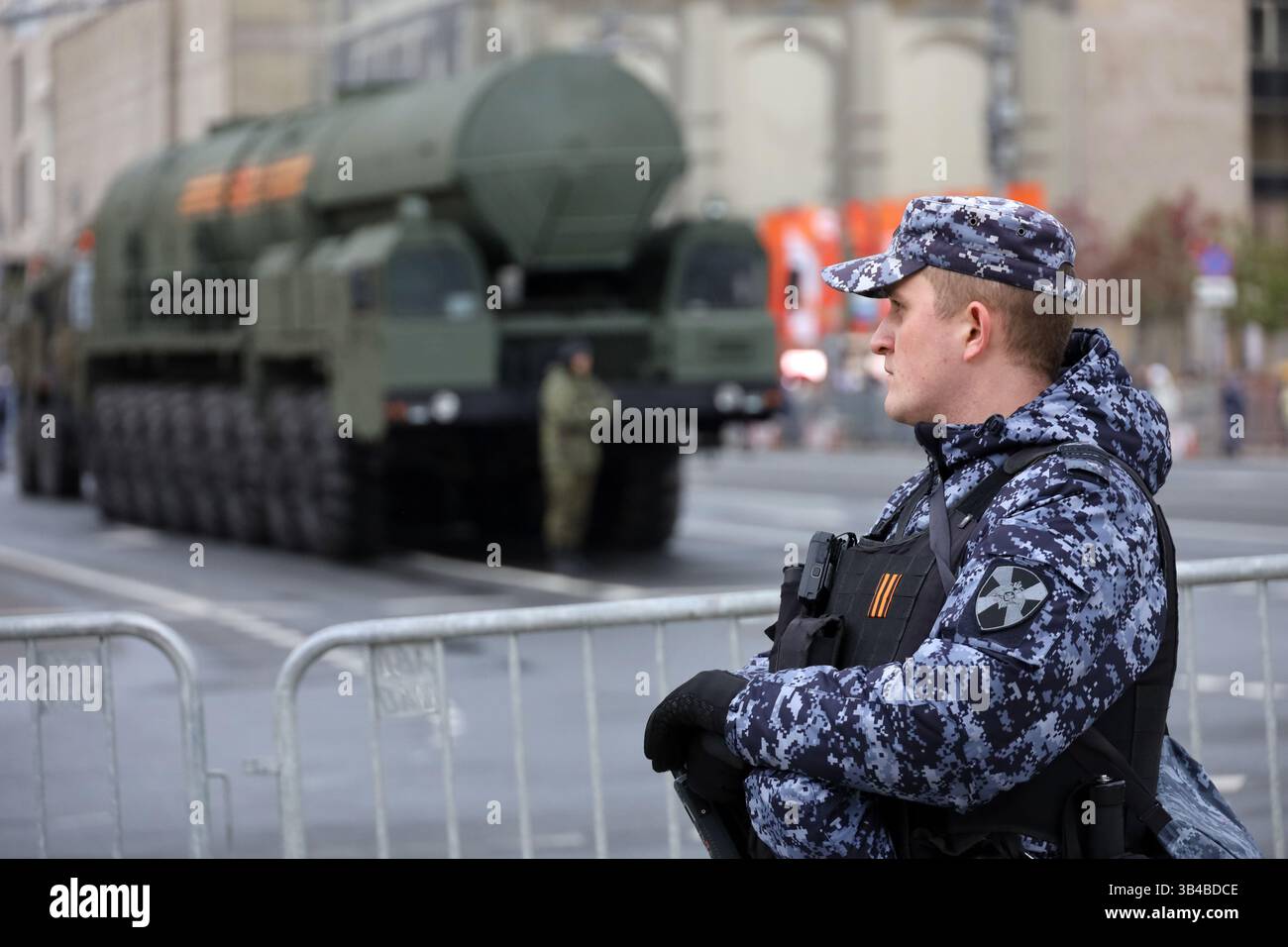 Soldat des forces militaires russes debout sur fond du système de missiles stratégiques 'Yars' lors d'une répétition de th Banque D'Images
