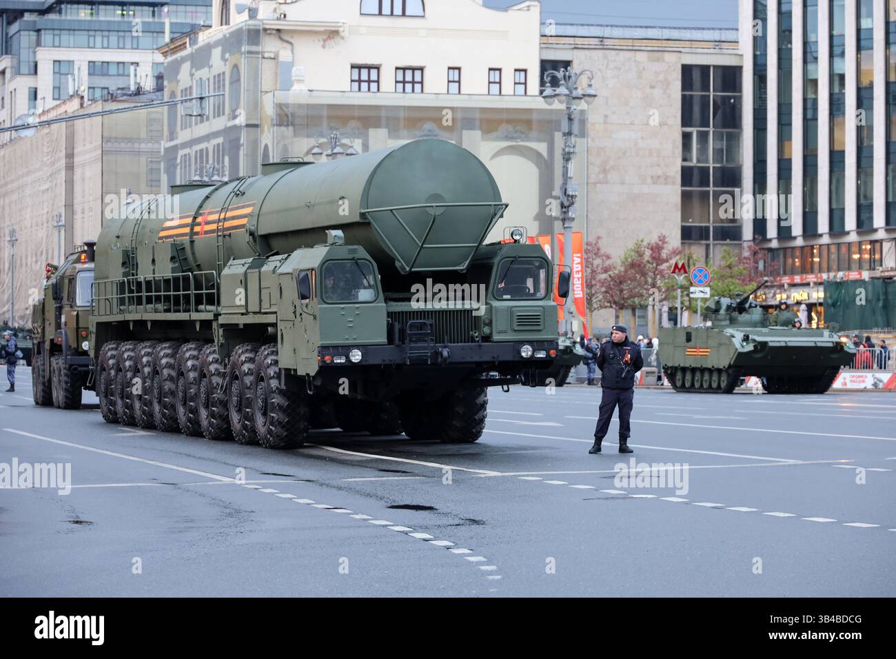 Arme nucléaire, système de missiles stratégiques russe 'Yars' dans la rue de la ville avant le défilé du jour de la victoire à Moscou Banque D'Images