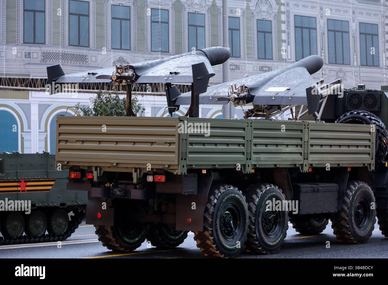 UAV russe Geran (Shahed) dans la rue de la ville avant le défilé du jour de la victoire à Moscou Banque D'Images
