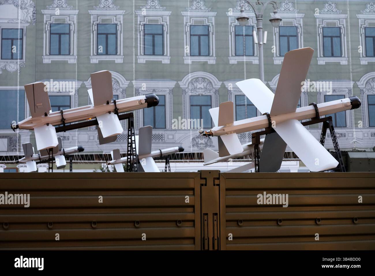 Russian UAV Lancet dans la rue de la ville avant le défilé du jour de la victoire à Moscou Banque D'Images