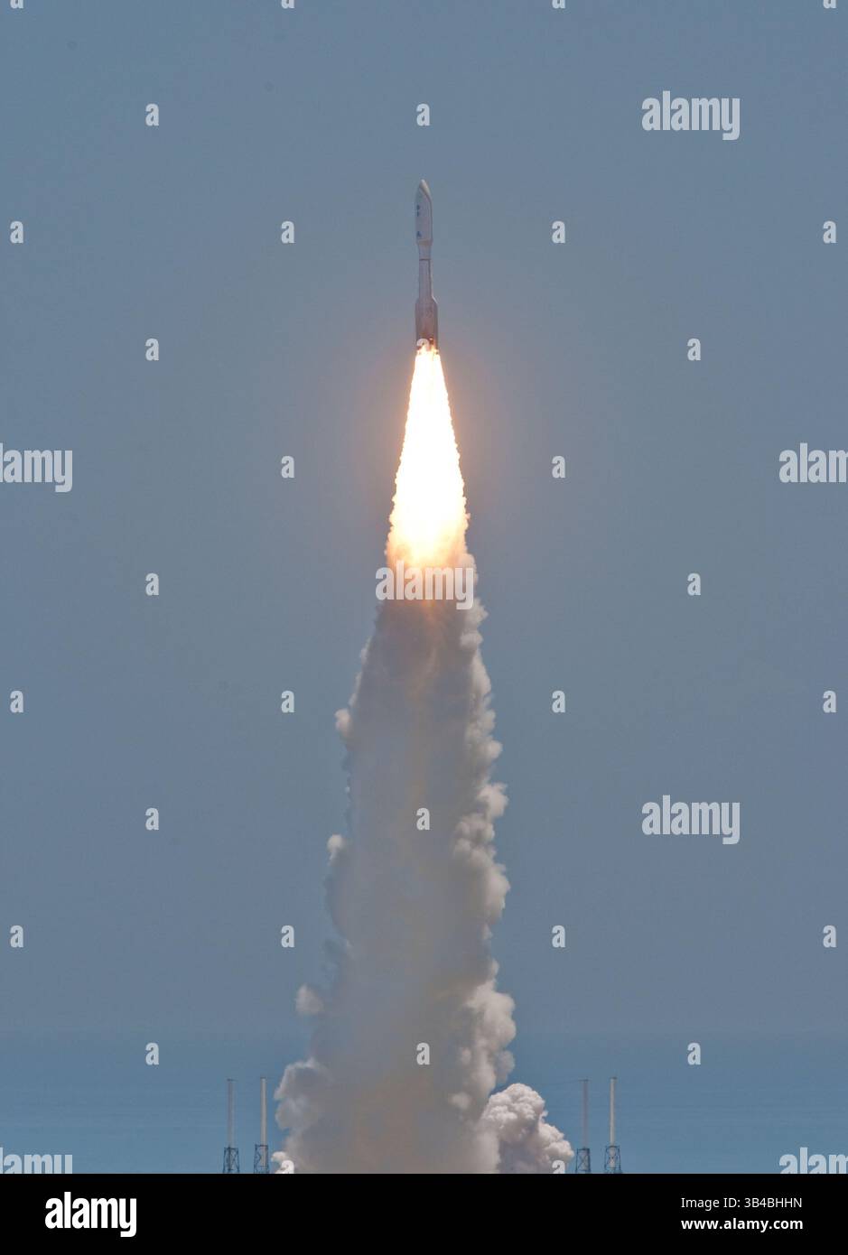 Le 5 août 2011 : la fusée Atlas 5 de l'United Launch Alliance a lancé la sonde spatiale Juno à énergie solaire de la NASA sur le site de lancement du complexe aérien 41 de Cape Canaveral Air Force Station. Juno commence son voyage de cinq ans à Jupiter où il aidera les scientifiques à comprendre l'origine de la planète et du système solaire. Cape Canaveral, FL Daniel Goncalves.(image de crédit : © ; Daniel Goncalves/Cal Sport Media/ZUMAPRESS.com) Banque D'Images