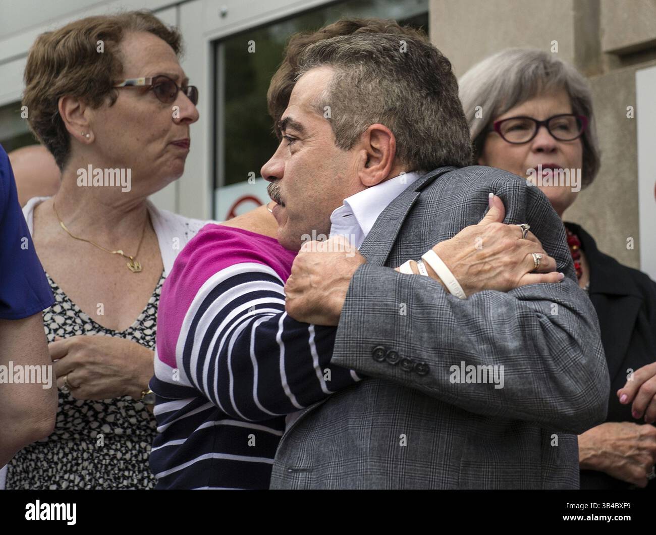 8 septembre 2015 - Olathe, KS, USA - Melinda Corporon embrasse Jim LaManno, à droite, le mardi 8 septembre 2015, sur les marches devant le palais de justice du comté de Johnson à Olathe, Kansas. Un jury du comté de Johnson a décidé que F. Glenn Miller Jr devrait être mis à mort pour le meurtre par fusil de chasse de trois personnes à l'extérieur des installations juives à Overland Park, Kansas, en avril 2014. Il y a un peu plus d'une semaine, les jurés ont reconnu Miller coupable de meurtre capital dans la mort de William Corporon, 69 ans, son petit-fils de 14 ans, Reat Underwood, et Terri LaManno, 53. (crédit image : © Allison long/TNS via ZUMA Wire) Banque D'Images