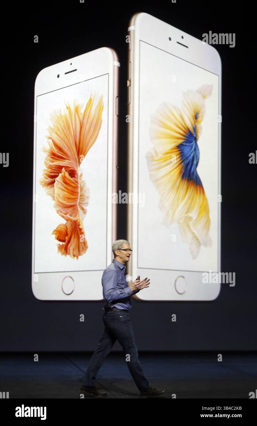 9 septembre 2015 - San Francisco, CA, États-Unis - Tim Cook, PDG d'Apple, présente l'iPhone 6S et l'iPhone 6 plus S lors d'un événement médiatique au Bill Graham Civic Auditorium de San Francisco le mercredi 9 septembre 2015. (Crédit image : © Karl Mondon/TNS via ZUMA Wire) Banque D'Images