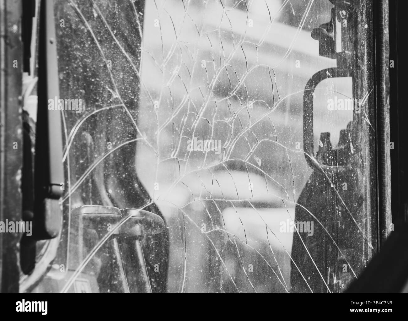 Vitre fissurée sur le chargeur frontal Banque D'Images