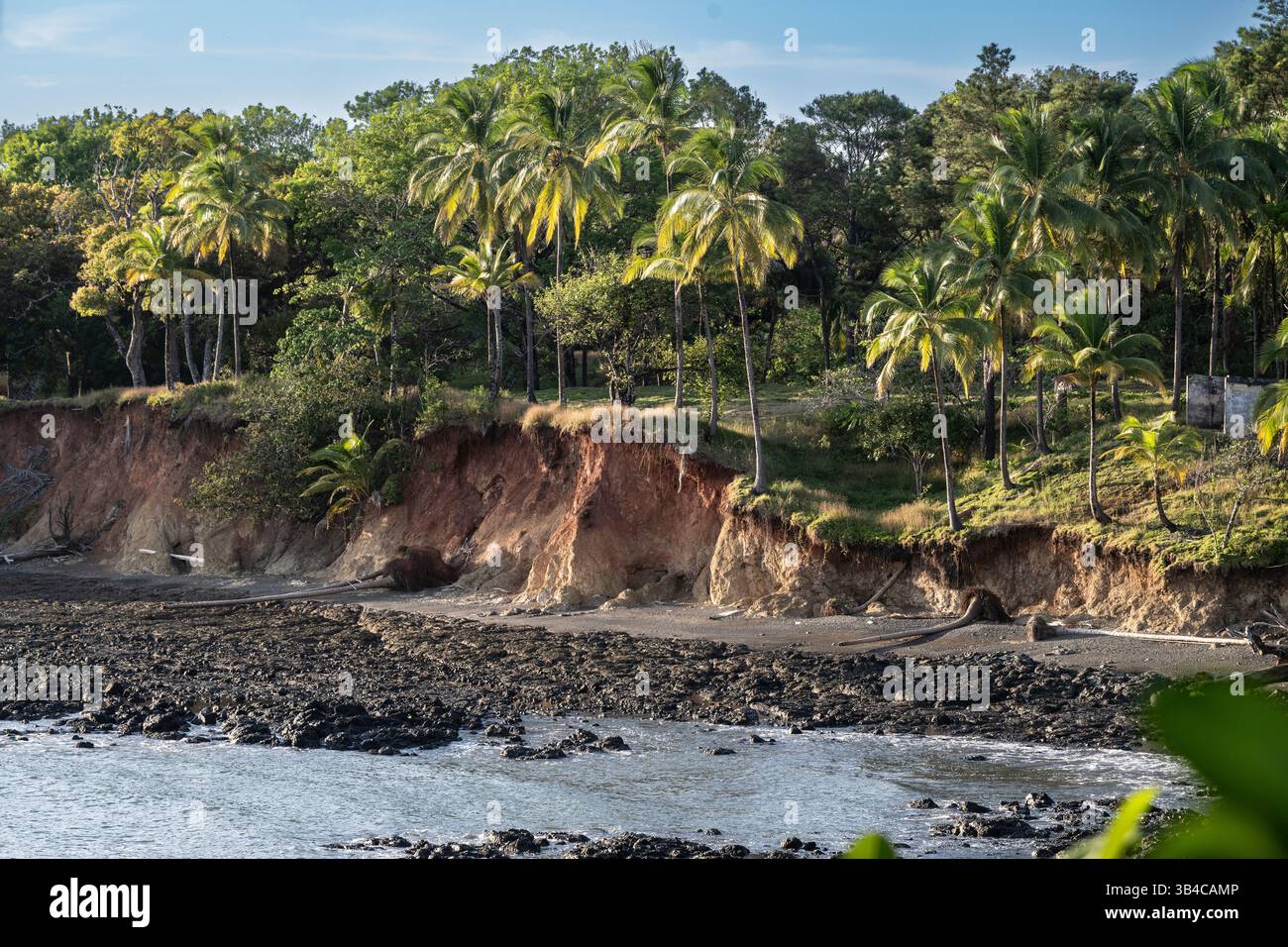 Vue panoramique sur le front de mer côtier d'un rivage rocheux, Santa Catalina, district de Soná, Veraguas, Panama Banque D'Images