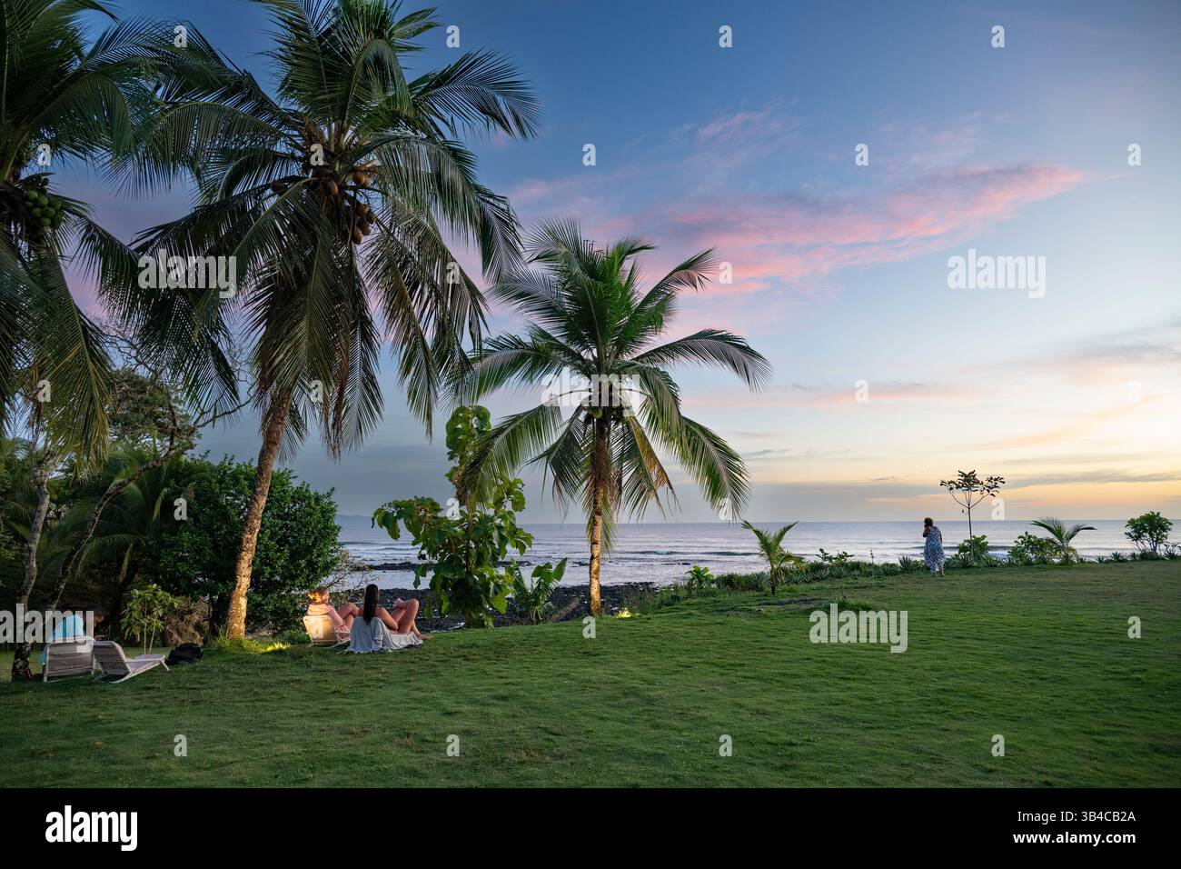 Les gens se détendent le long du littoral côtier pittoresque Santa Catalina, district de Soná, Veraguas, Panama Banque D'Images