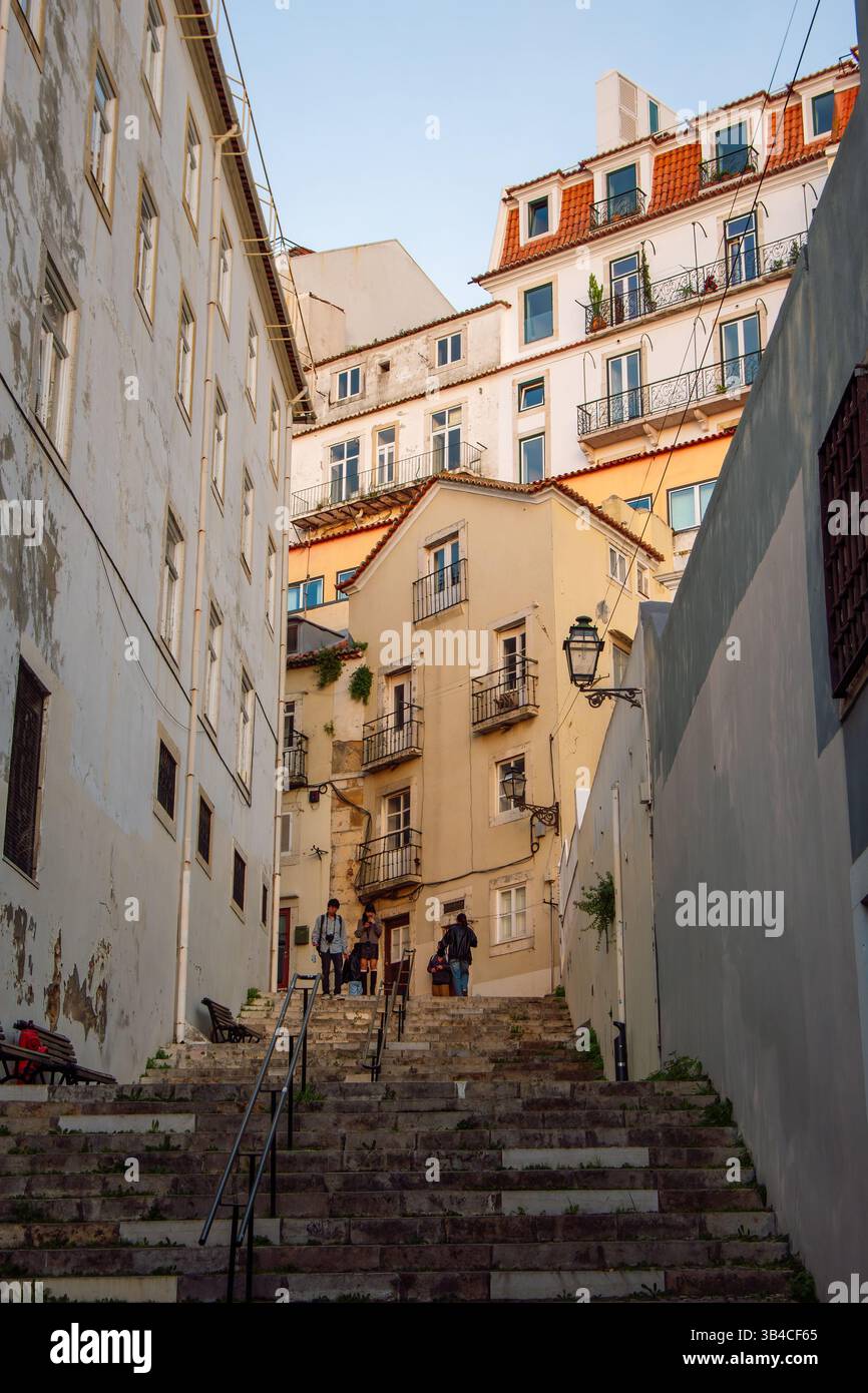 Lisbonne, Portugal-Dec 4, 2024 escalier de la rue de Lisbonne dans la vieille ville, quartier Alfama. Banque D'Images