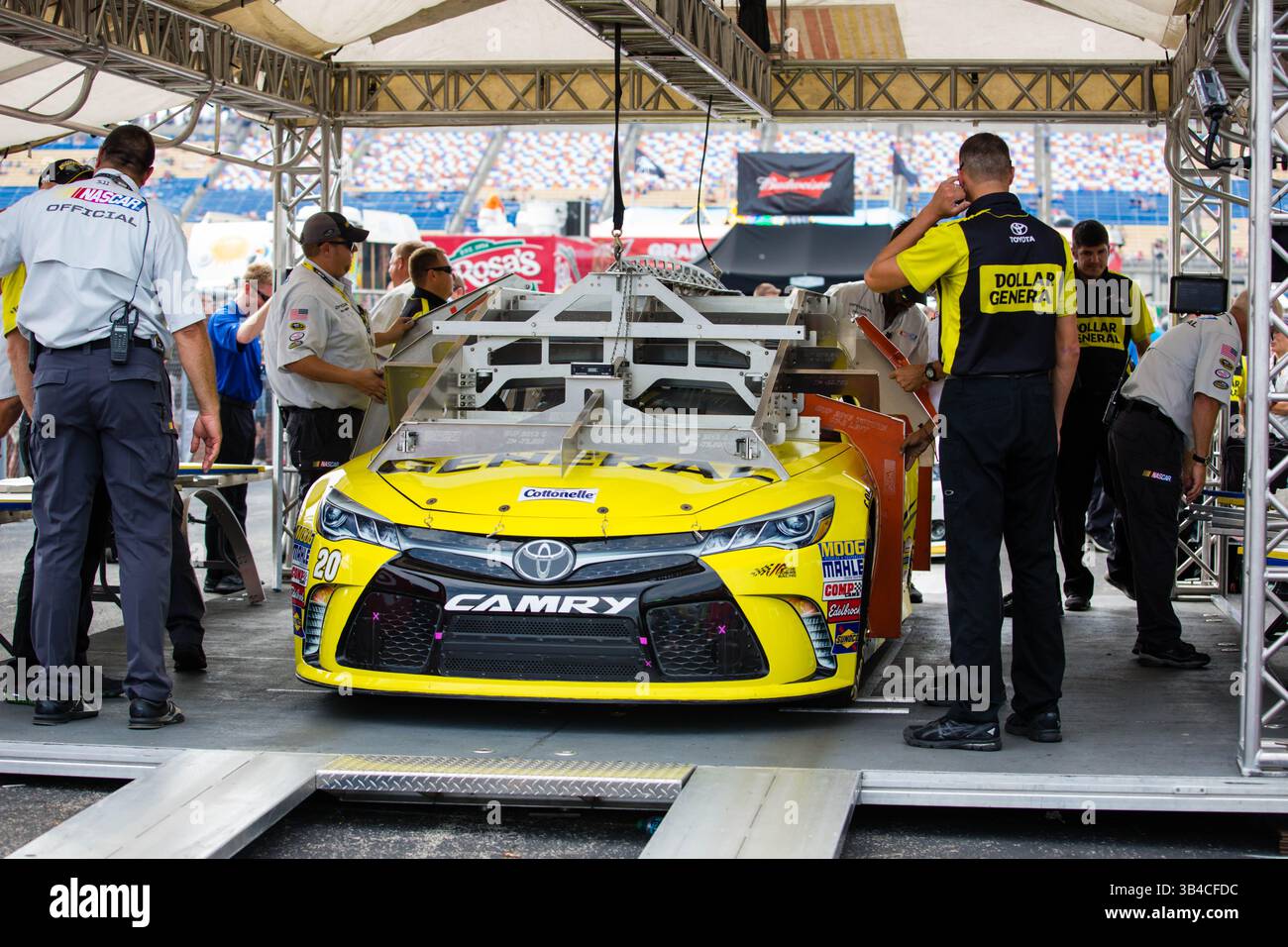 11 juillet 2015 - Las Vegas, Nevada, États-Unis - le nouveau paquet aérodynamique qui sort dans le Kentucky, la Toyota Camry #20 Dollar, pilotée par Matt Kenseth, passe par l'inspection officielle à la NASCAR Sprint Cup Series Quaker State 400 présentée par Advance Auto parts au Kentucky Speedway à Sparta, Kentucky. (Crédit image : © Mat Gdowski/ZUMA Wire) Banque D'Images