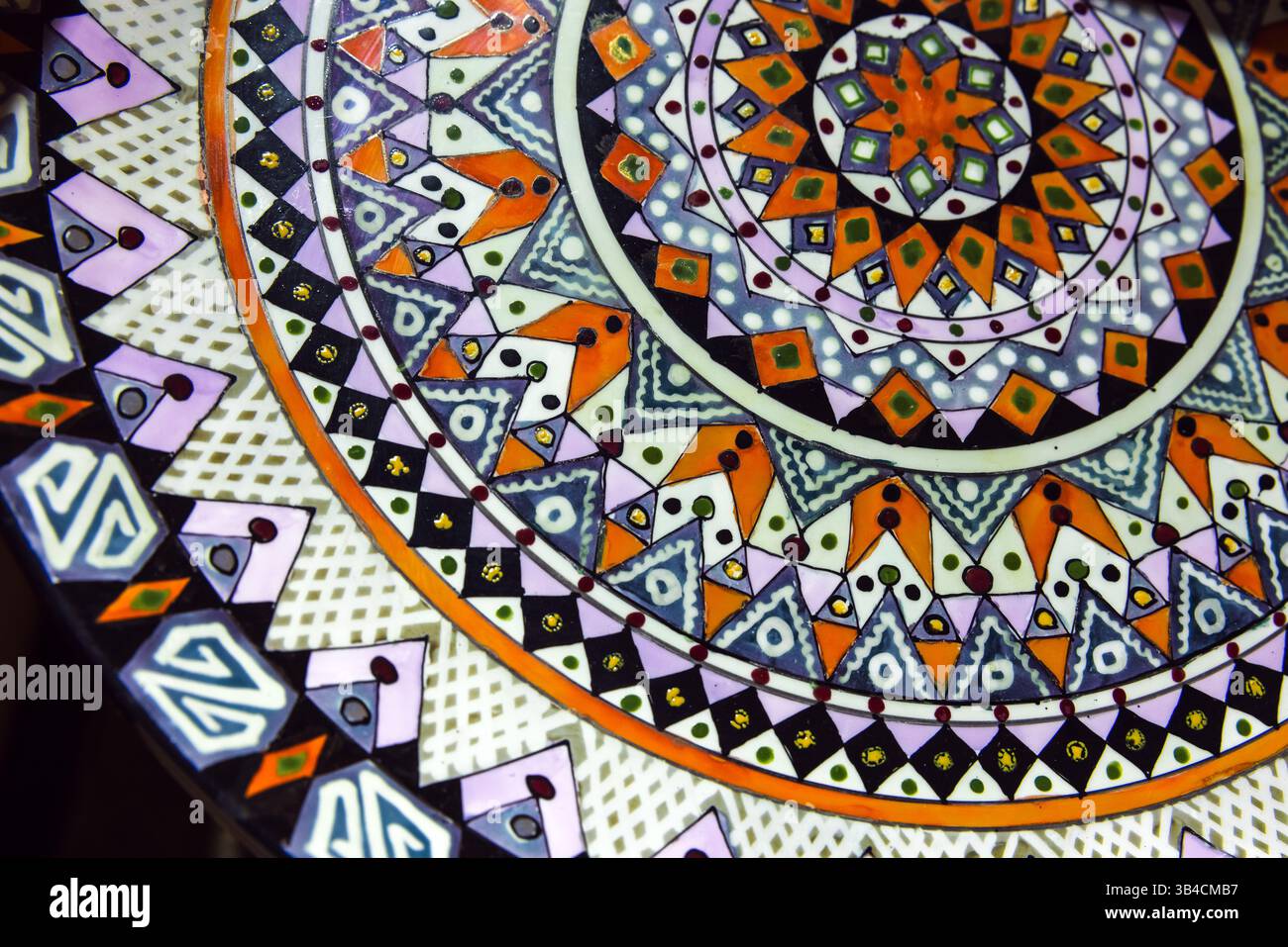 Des motifs géométriques abstraits captivants forment un design lumineux et complexe mettant en valeur des couleurs vibrantes et une symétrie. Cette œuvre d'art colorée célèbre de Banque D'Images